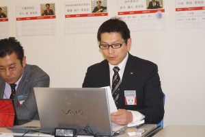 出席者の確認をする村川幹事