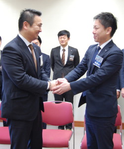 古川理事長と瀬口理事長の握手
