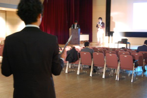 緊張感が漂っています。