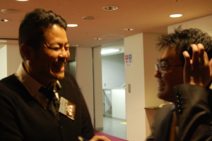 笑顔で応じてくれた大谷委員長とインタビューを行う河端委員長