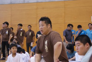 子どもたちを南監督が見守ります。