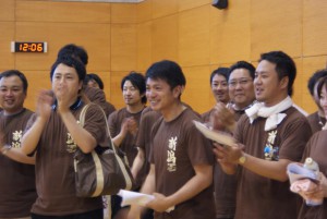 力いっぱい応援する新潟ＪＣメンバー