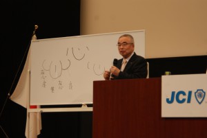 ホワイトボードを使って説明する薄田東仙氏